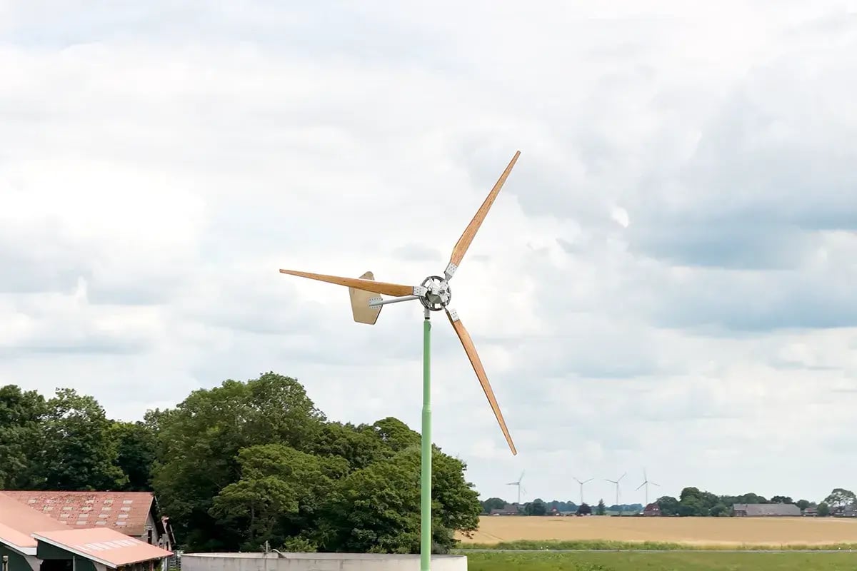 Kleine windmolen op het melkveebedrijf van de familie Steenblock 1