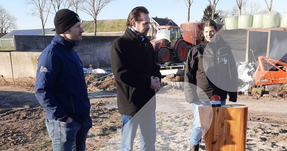 Boer Siem van Leeuwen met zijn kleine windmolen